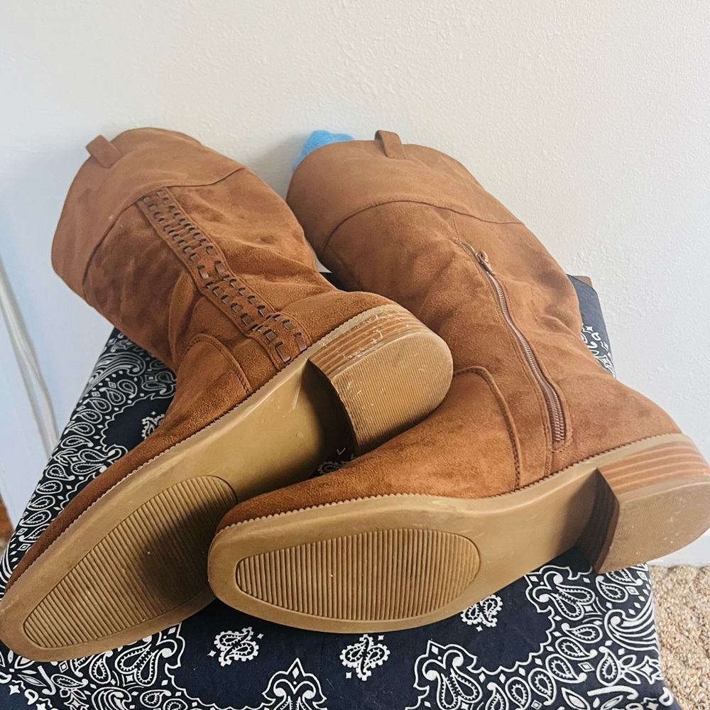 Tan high boots size 8 1/2
Black mid boots size 8 - Picture 4 of 8